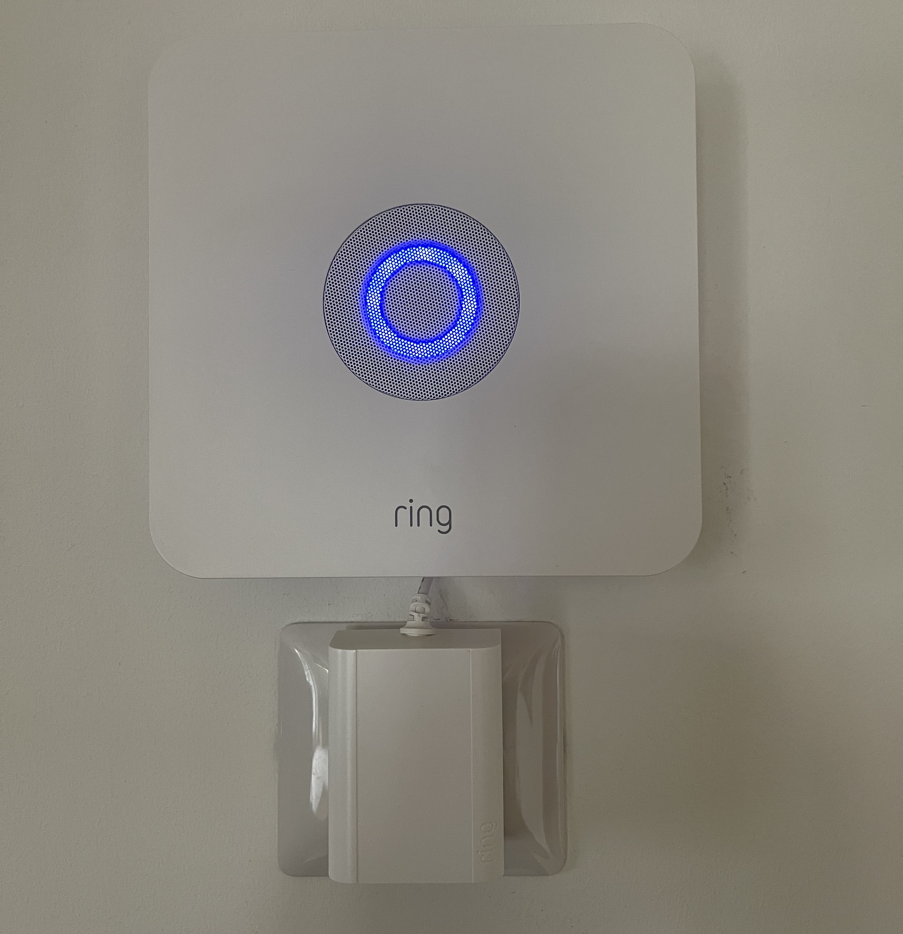 Ring Alarm | Kit da 5 pezzi, da Amazon - Sistema per la sicurezza domestica con
        monitoraggio assistito (opzionale) - Senza vincoli di lunga durata - Compatibile con Alexa